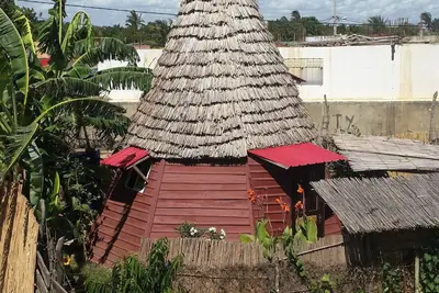 Image de tipi maison chez l'habitant de matériaux naturels garde la fraîcheur (ecolodge)