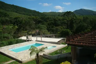 Image de Sitio Grit, dort famille avec les enfants et les animaux domestiques. ------