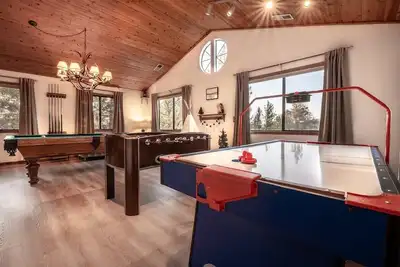 Image de Spa extérieur moderne, spacieux, douche à vapeur et bain à remous. Table de billard. Proche de tous