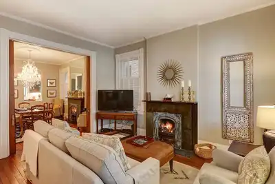 Image de Maison de vacances exquise au milieu du quartier historique de Savannah avec cour privée