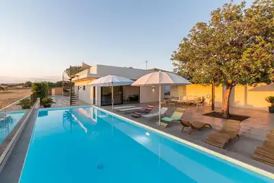 Image de Demetra, villa avec piscine et vue mer
