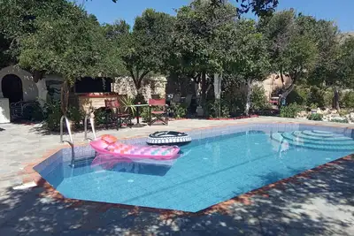 Image de Villa, zone de jardin de la piscine, avec barbecue, près de la mer et de la ville, tavernes locales