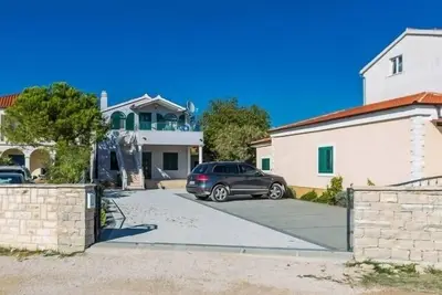 Image de Appartement dans Pirovac avec vue mer, terrasse, Climatisation, Wifi (4925-2)