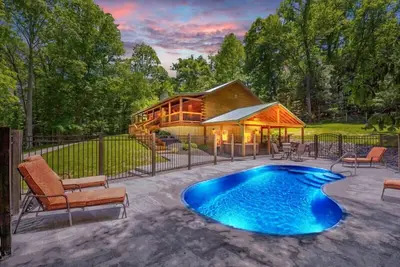 Image de Lodge magnifiquement rénové avec 5 chambres, 3. 5 salles de bain et piscine creusée saisonnière!