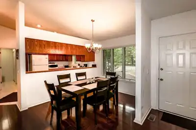Image de Tvhd, Wifi - Un niveau joliment meublé, trois chambres, deux salles de bain avec garage surdimensionné (23 f
