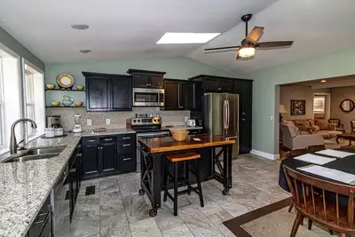 Image de Hdtv, Wifi. Magnifiquement rénové 3 chambres, 3 salles de bain, 1 niveau meublé maison de vacances avec gar