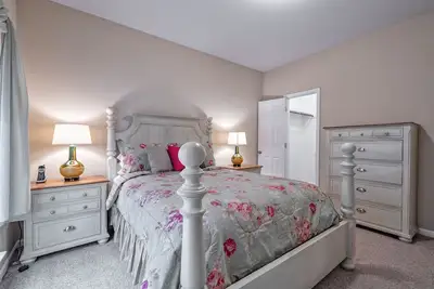 Image de Hdtv, Wifi - Une maison très joliment meublée dans un cadre boisé calme près du lac Coronado et Balboa Go