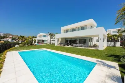 Image de Nouvelle villa de luxe avec piscine privée, voir vue, à 5 minutes du centre de Marbella