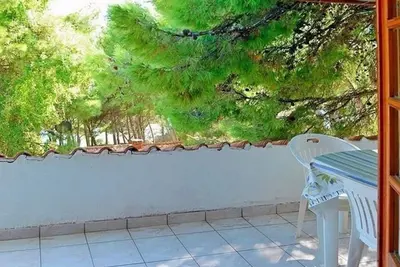 Appartement d'une chambre prés de la plage Ivan Dolac, Hvar (A-18100-d)