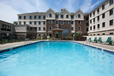 Image de Piscine extérieure. Petit déjeuner gratuit. À seulement 10 minutes de l'Université du Delaware!