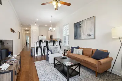 Image de ★Modern, Bright Home - Walk to Freret and Tulane! ★