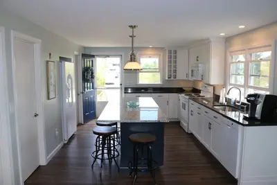 Image de Sagamore Beach Cottage récemment rénové. A 2 minutes à pied de la plage privée.