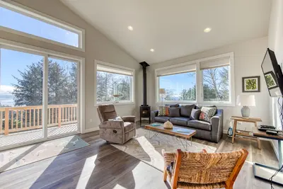 Image de Maison contemporaine pour chiens avec vue partielle sur l'océan,