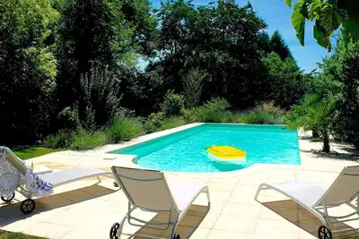Image de Maison de vacances privée avec bain à remous, piscine privée, Wifi, Tv, patio, parking