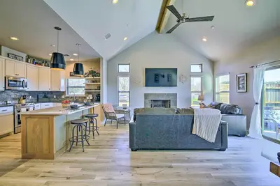 Image de Nouveau! Modern Hill Country Hideaway Near Wineries!