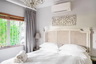 Image de Visitez les vignobles de cet appartement central de deux chambres Ă Stellenbosch
