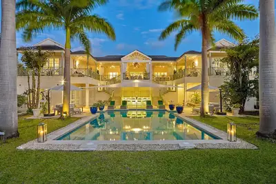 Image de Villa de luxe de cinq chambres nouvellement classée sur la côte ouest de la Barbade