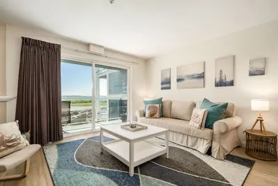 Image de Une vue imprenable depuis ce condo au bord de la baie dans le quartier Taft de Lincoln City!