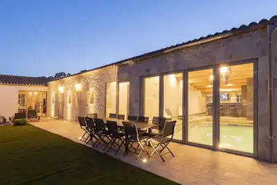 Image de ferme oleronnaise de luxe aux pieds des vignes avec piscine privée fermée