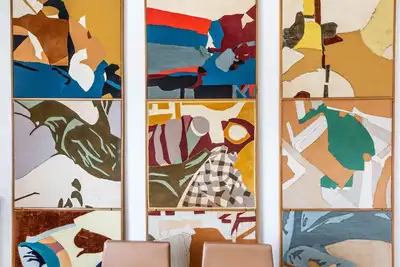 Image de Appartement 2br Art-Filled dans le 16ème avec une charmante terrasse sur le toit, par Veeve
