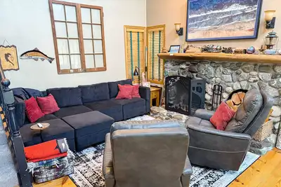 Image de Maison acceptant les chiens avec grande terrasse, vue sur l'océan et foyer privé sur la pelouse en bord de mer