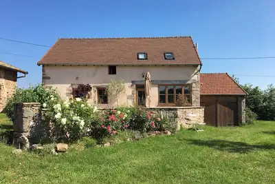 Gîte très calme avec vue sublime au coeur des collines de la Bourgogne du Sud