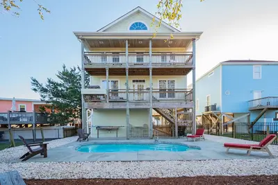 Image de Une vague de tout: 4 Br / 3. 5 Ba maison Ă Oak Island, pour 8 personnes