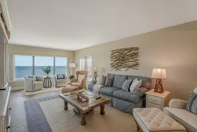 Image de * Nouveau * Penthouse côtier élégant sur l'île d'Amelia, dans Surf & Racquet 3/3