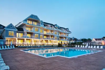 Image de Water's Edge Resort and spa avec piscine intérieure et extérieure et plage. Condo pour 6 personnes