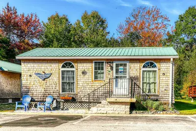 Image de Cottage pittoresque avec bain à remous, piscine partagée et bain à remous - à pied de la plage!
