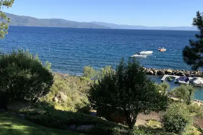 Image de Maison de ville au bord du lac Tahoe avec une vue imprenable et une plage privée