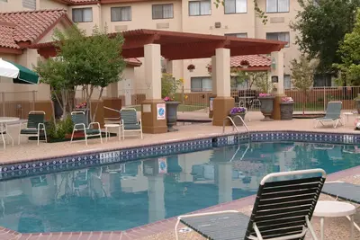 Image de Petit déjeuner gratuit. Piscine et bain à remous. Studio près de Texas Tech University & University Medical Center.