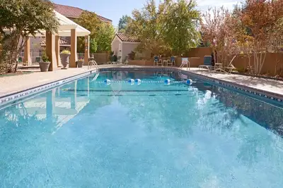 Image de Petit déjeuner gratuit. Piscine et bain à remous. Studio près de Texas Tech University & University Medical Center.