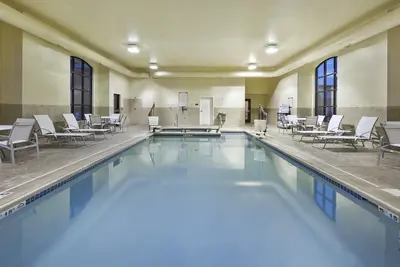 Image de Piscine et bain à remous. Petit déjeuner buffet gratuit. Près de l'Université d'État du Michigan.