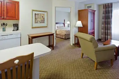 Image de Suite King. Délicieux petit déjeuner gratuit. Piscine extérieure. À seulement 20 minutes de Princeton.