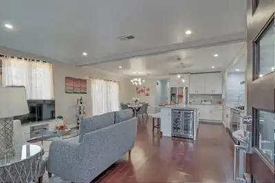 Image de Spacieuse, récemment rénovée, belle maison proche de tout le meilleur de San Jose!