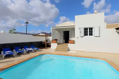 Image de Lovely Lanzarote Villa | 4 Bedroom | Villa Joanne | Bbq & Private Pool | Puerto Del Carmen