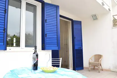 Image de Maison de vacances à San Foca avec terrasse meublée et espaces de détente à l'arrière et à l'avant