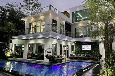Image de Premium Pool Villa Pattaya, Grand Villa 5 chambres avec piscine privée et sauna