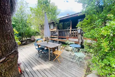 Image de Maison en bois du Brésil entre mer et montagne.
