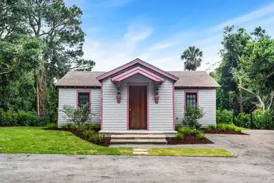 Image de Nouveau Folly Vacation Listing 209 East Cottage près de la plage