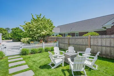 Image de Profitez de la maison d'ananas! Climatisation centrale, animaux acceptés, Wifi gratuit, 6 couchages dans le centre-ville de Harwich Port