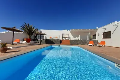 Image de Maison de vacances avec piscine privée et vue imprenable sur la mer pour 6 personnes