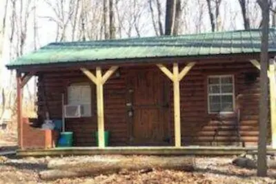 Cozy Amish Solid Log Cabin, près des grottes, grill, foyer, WiFi, climatisation, animaux acceptés!