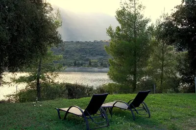 Image de Complexe de villas avec piscine partagée, emplacement exclusif et vue sur le lac, familial