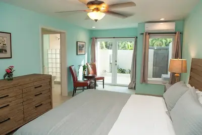 Image de Magnifiquement récemment rénové 3 Br \/ 4 Ba condo pas de la plage