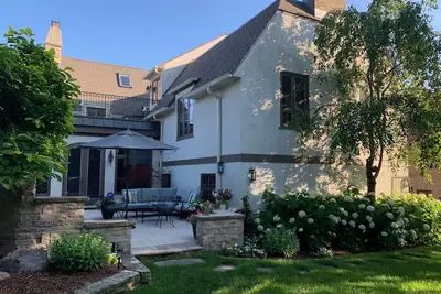 Image de Dnc: Remodeled English Tudor 1 pâté de maisons du lac Michigan et à quelques minutes du centre-ville