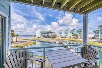 Image de C4 Quaint Beach Condo avec vue sur la baie