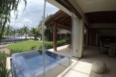 Image de Villa de luxe en bord de mer.