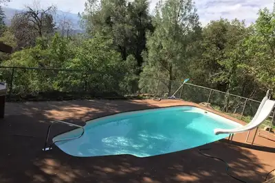 Image de Maison de 4 chambres avec piscine et table de billard